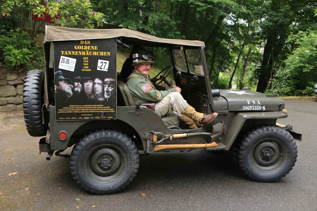 Mit diesem US-Jeep von Klaus Walther wurde unser Ehrengast Walter Niklaus vom Hotel   Ratskeller zum Naturtheater gefahren. Gleichzeitig wurde so auch noch etwas Reklame für   unsere Premiere gemacht.